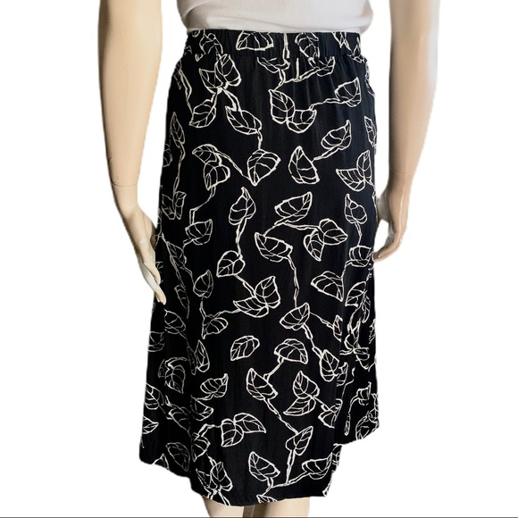 3/$30 Reitman’s Black Leaf-print A-Line Skirt Sz 6 - Picture 2 of 9